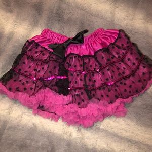🌟 playful frilly black and pink skirt